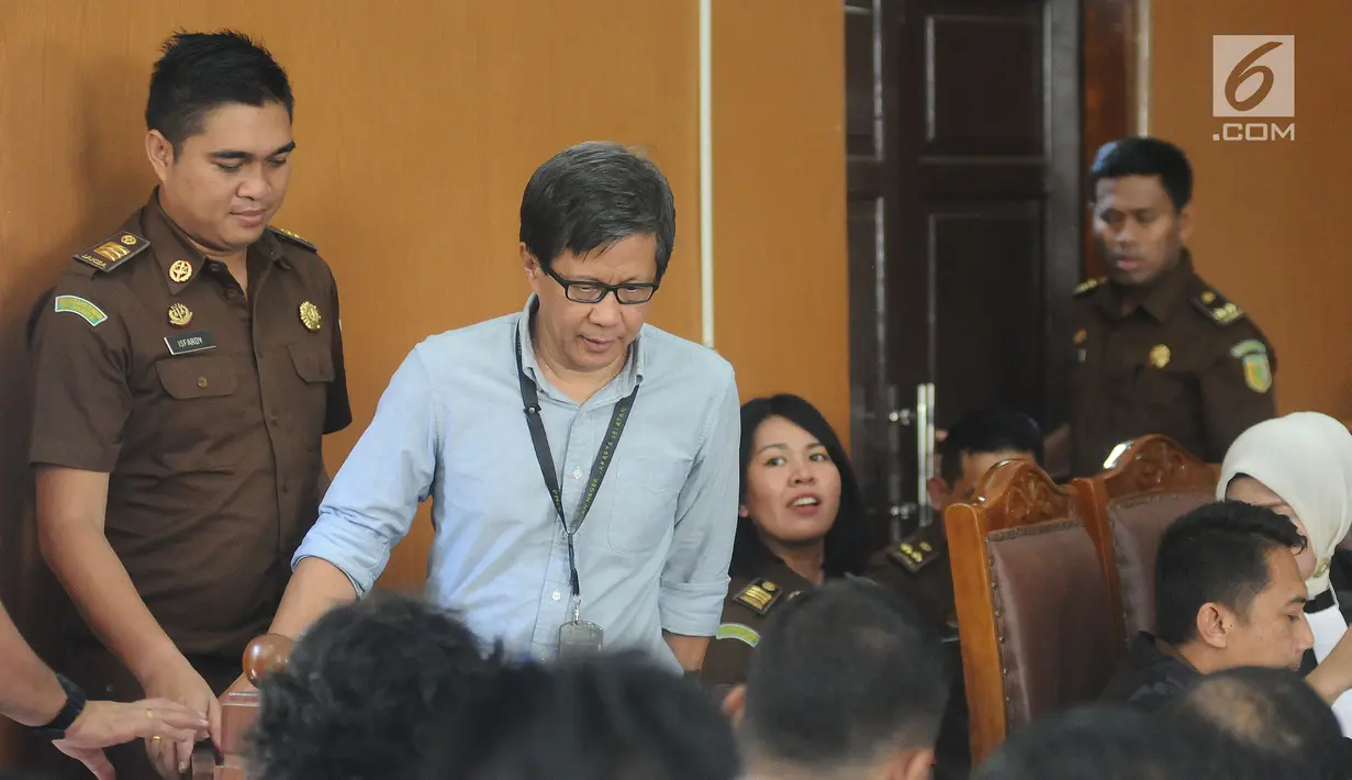 Akademisi Rocky Gerung menyapa saat hadir menjadi saksi pada persidangan Ratna Sarumpaet di PN Jakarta Selatan, Selasa (23/4). Rocky Gerung menjadi salah satu saksi yang dihadirkan oleh Jaksa Penuntut Umum di persidangan kasus berita bohong Ratna Sarumpaet. (Liputan6.com/Herman Zakharia)