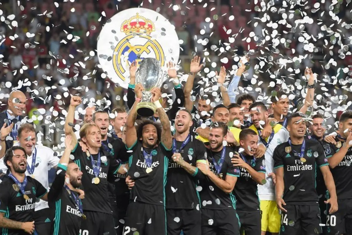 Pemain Real Madrid merayakan keberhasilan memenangkan Piala Super Eropa 2017 usai menang 2-1 atas Manchester United (MU) di Philip II Arena, Skopje, Rabu (9/8/2017) dini hari WIB.)