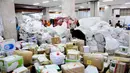 Petugas menata paket kiriman yang baru tiba di Kantor Pos Pasar Baru, Jakarta, Selasa (1/7/14). (Liputan6.com/Faizal Fanani)
