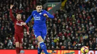 Bek Leicester, Harry Maguire melepaskan tendangan pada laga lanjutan Premier League yang berlangsung di stadion Anfield, Liverpool, Kamis (31/1). Liverpool imbang 1-1 kontra Leicester City. (AFP/Paul Ellis)