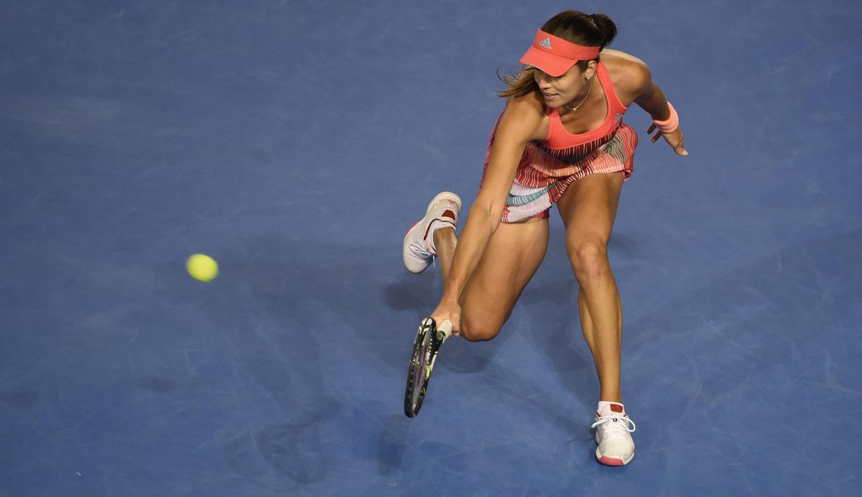 Ana Ivanovic melakukan backhand saat tampil melawan petenis Amerika Serikat, Madison Keys pada Australia Open 2016 di Melbourne Park, Australia, Kamis (23/01/2016).  (AFP/William West) 