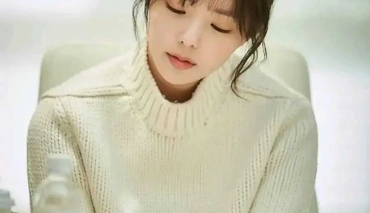 Ada juga Chae Soobin yang nantinya akan memerankan karakter Yoon Sangah. Di pembacaan naskah pertama Omniscient Reader's Viewpoint, Chae Soobin tampil manis dengan sweater rajut turtleneck berwarna putih. Rambut berponinya dikuncir dan membiarkan sedikit bagian rambut di bagian depan membingkai wajahnya dengan amat baik. [Foto: Instagram/kdrama_content_creator]