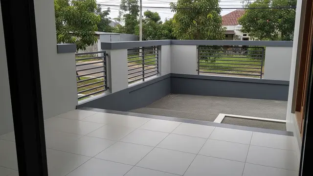 Model Pagar Rumah Kecil Warna Netral Biar Terlihat Lega Desain Tembok Rendah dengan Aksen Besi Tipis
