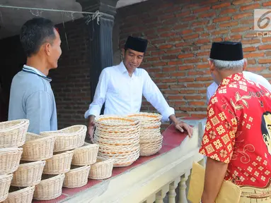 Capres nomor urut 01 Joko Widodo atau Jokowi (tengah) meninjau produk industri rotan rumahan di Desa Tegalwangi, Cirebon, Jawa Barat, Jumat (5/4). Jokowi ingin agar industri rotan tetap terjaga bahkan berkembang. (Liputan6.com/Angga Yuniar)