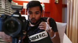 Pemain Persib Bandung, Zulham Zamrun saat menjalani pemulihan cedera di Rumah Sakit, Jakarta, Selasa(8/12/2015). (Bola.com/Nicklas Hanoatubun)