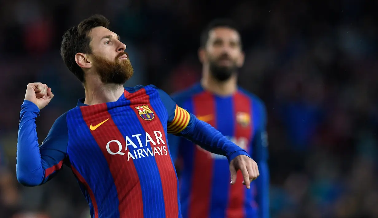 Lionel Messi melakukan selebrasi usai mencetak gol ke gawang Osasuna pada pertandingan liga Spanyol di stadion Camp Nou, Barcelona (26/4). Dalam pertandingan itu messi berhasil menyumbang dua gol itu Barcelona. (AFP/Lluis Gene)