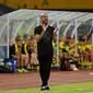 Pelatih Manchester City, Pep Guardiola, memberikan instruksi kepada pemainnya saat melawan Borussia Dortmund pada laga International Champions Cup 2016 di Shenzhen, China, Kamis (28/7/2016) . (AFP/Wang Zhao)