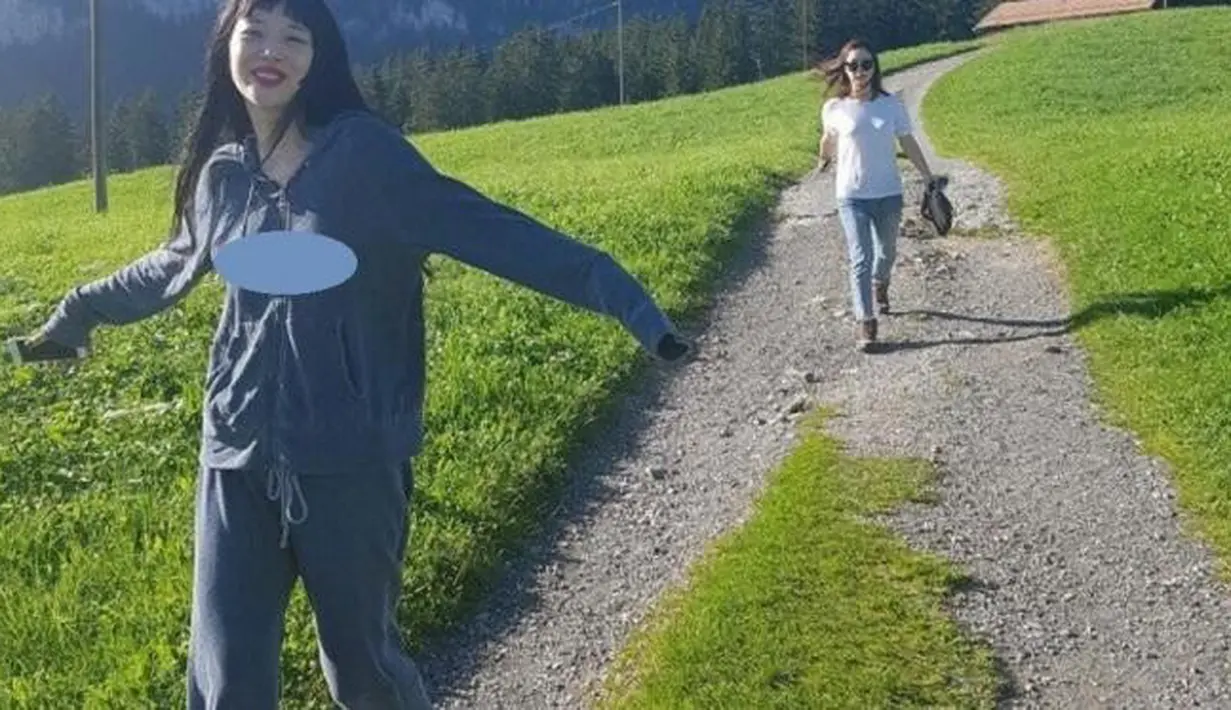 Seperti kebanyakan orang pada umumnya, ia mengenakan baju olahraga dan sepatu. Sepintas tak ada yang salah memang. Namun, bila diperhatikan, Sulli tak mengenakan bra. (Instagram)