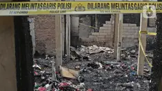 Garis polisi dipasang di sisa permukiman yang terbakar di Jalan Keadilan Dalam, Taman Sari, Jakarta Barat, Senin (19/4/2021). Kebakaran permukiman padat tersebut mengakibatkan sebanyak 200 rumah hangus terbakar dan sekitar 1.000 warga terpaksa mengungsi. (Liputan6.com/Herman Zakharia)
