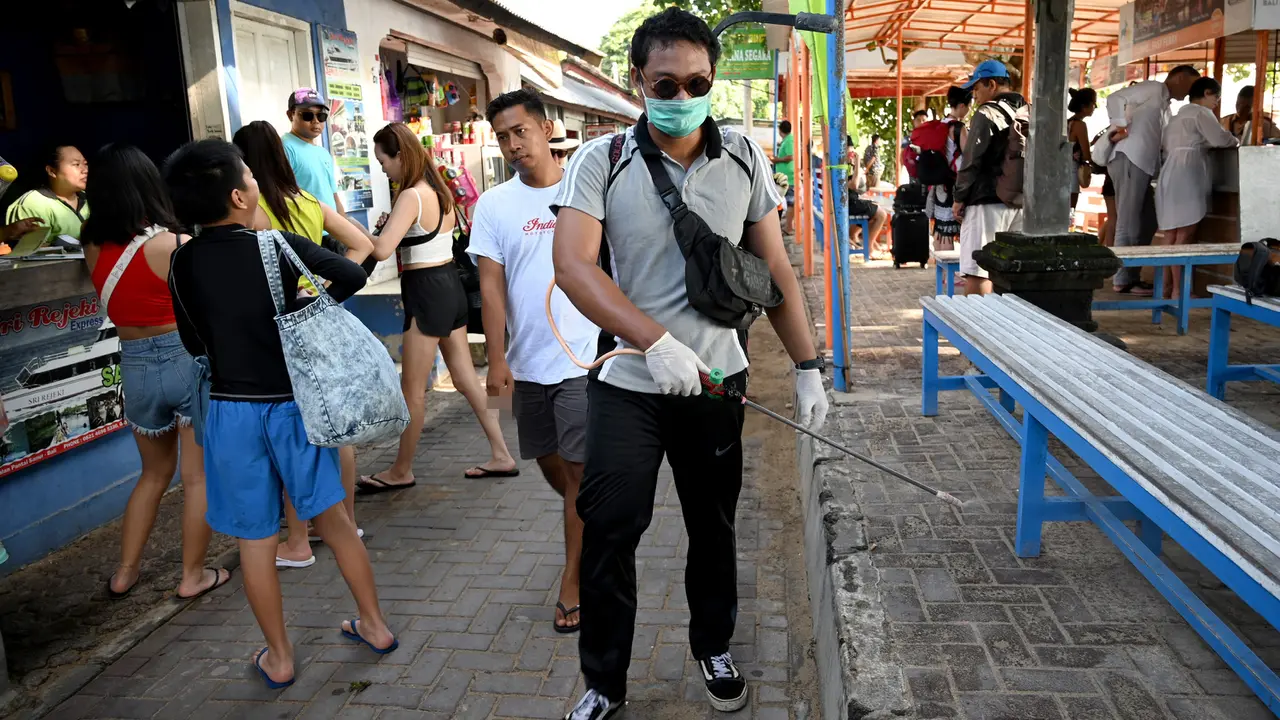 Petugas Semprot Disinfektan di Kawasan Wisata Sanur
