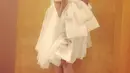 Sahabat Tika Ramlan ini memang pandai memilih busana. Kali ini, Tiwi Eks T2 tampil menawan dengan dress berwarna putih. Untuk melengkapi penampilannya, ia terlihat mengenakan sepatu silver. Kesan elegan begitu terpancar dari penampilannya. (Liputan6.com/IG/tentangtiwi)