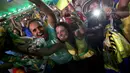 Suporter wanita Brasil bersemangat menyaksikan pembukaan Olimpiade 2016 di Rio de Janeiro, Brasil, (6/8). Pembukaan olimpiade 2016 ini menyambut 10.500 atlet lebih dari 200 negara di seluruh dunia. (REUTERS/Mike Blake)