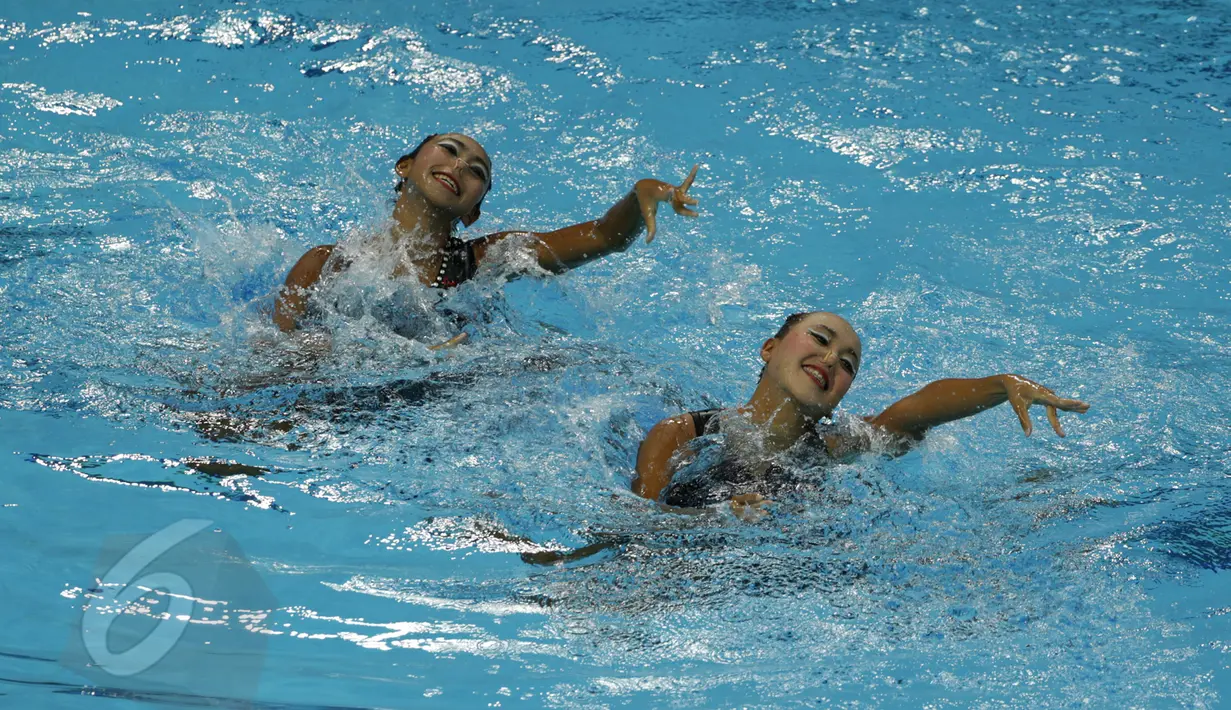Atlet renang indah Indonesia beraksi ketika tampil di kelas Duet Technical and Free Routine SEA Games 2015, di OCBC Aquatic, National Stadium Singapura, Kamis (6/4). Tim renang indah Indonesia meraih 139.0880 poin. (Liputan6.com/Helmi Fithriansyah)