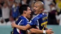 Pemain Jepang,&nbsp;Daizen Maeda (kanan) merayakan gol pertama timnya ke gawang Kroasia yang dicetak saat laga 16 besar Piala Dunia 2022 yang berlangsung di Al Janoub Stadium, Senin (05/12/2022). (AFP/Ozan Kose)