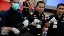 Kepala Kantor Bea Cukai Tanjung Priok Fadjar Donny Tjahjadi menunjukan barang bukti tas berisi sabu, Jakarta, Kamis (11/8). Tim gabungan berhasil menggagalkan 3,8 kg Methampetamine (sabu) yang berasal dari Tiongkok. (Liputan6.com/Faizal Fanani)