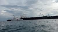 Kementerian Perhubungan sigap mengerahkan 2 kapal patroli Kesatuan Penjagaan Laut dan Pantai merespons kandasnya kapan tanker MT Young Yong di perairan Kepulaun Riau