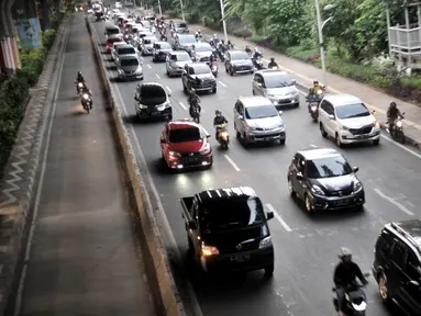 Kepadatan arus kendaraan saat melintas di by pass Jalan Ahmad Yani, Jakarta, Rabu (13/5/2020). Jumlah kendaraan pribadi mulai kembali meningkat hingga menyebabkan kepadatan arus lalu lintas di sejumlah jalan Ibu Kota meski penerapan PSBB masih berlangsung. (merdeka.com/Iqbal S. Nugroho)