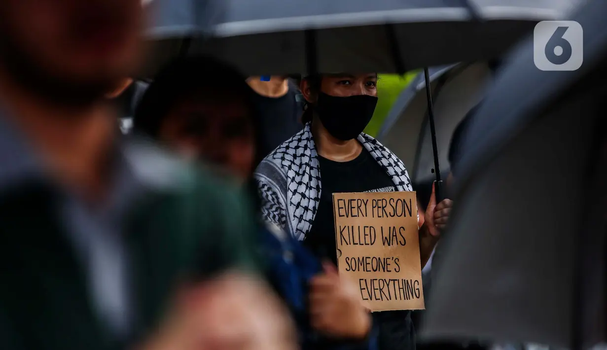 Aksi Kamisan ke-808 menyoroti berulangnya pola-pola kekerasan terhadap perempuan yang tak kunjung disikapi secara serius oleh negara. (Liputan6.com/Angga Yuniar)