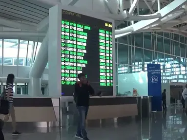 Papan informasi menunjukkan pembatalan penerbangan di Terminal Internasional Bandara Ngurah Rai, Bali, Selasa (28/11). Penutupan Bandara Ngurah Rai diperpanjang 24 jam sampai Rabu (29/11) karena dampak letusan Gunung Agung. (Liputan6.com/Dewi Divianta)