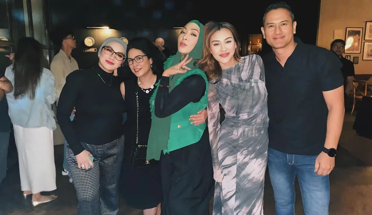 Adik mendiang Adjie Massaid, Mudjie Massaid juga hadir mengenakan kaos polo hitam dan celana denim.  [@angelinasondakh09].