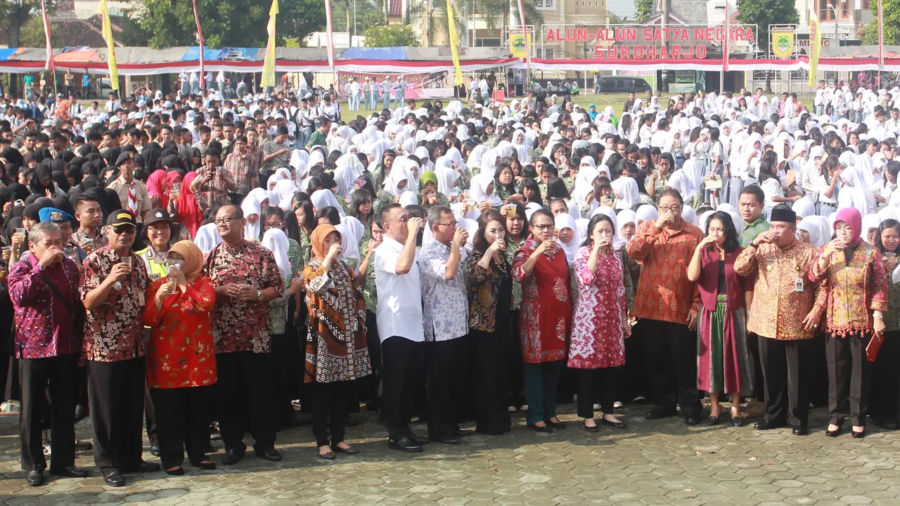 10.000 Pelajar SD dan SMP Minum Jamu Bareng Para Menteri