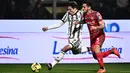 <p>Penyerang Juventus, Federico Chiesa berusaha melewati bek Cremonese, Emanuele Valeri selama pertandingan lanjutan Liga Serie A Italia di Zini Stadium, Cremona, Italia, Kamis (4/1/2023). Juventus menang tipis atas Cremonese dengan skor 1-0. (AFP/Marco Bertorello)</p>