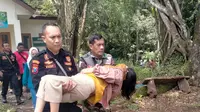 Petugas mengevakuasi seorang wanita hamil alas Lumajang yang pingsan di Taman Nasional Alas Purwo (Istimewa)