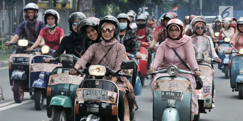 Hari Kartini, Pengendara Vespa Wanita Berkebaya Keliling Jakarta