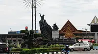 Tugu Zapin yang menjadi ikon Kota Pekanbaru di Jalan Jenderal Sudirman. (Liputan6.com/M Syukur)