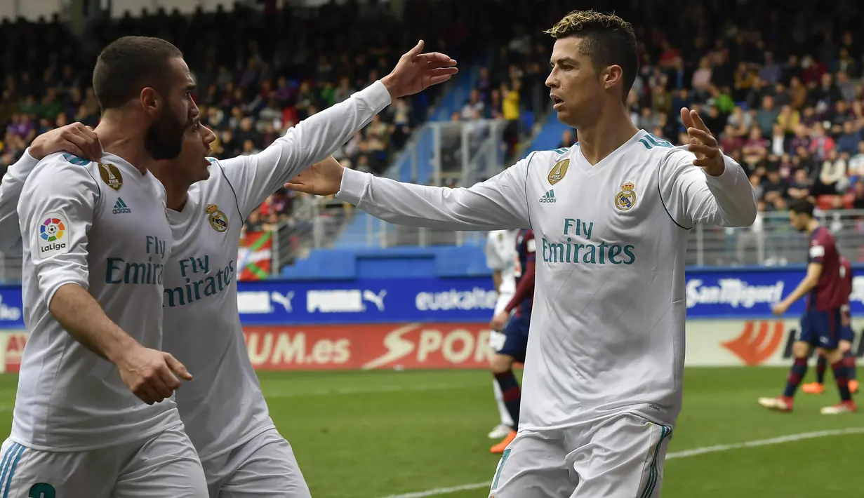 Para pemain Real Madrid merayakan gol yang dicetak oleh Cristiano Ronaldo ke gawang Eibar pada laga La Liga di Stadion Ipurua, Sabtu (10/3/2018). Eibar takluk 1-2 dari Real Madrid. (AP/Alvaro Barrientos)