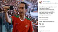 Presiden Jokowi saat merekam menit-menit akhir pertandingan final Piala Presiden 2018 (FOT