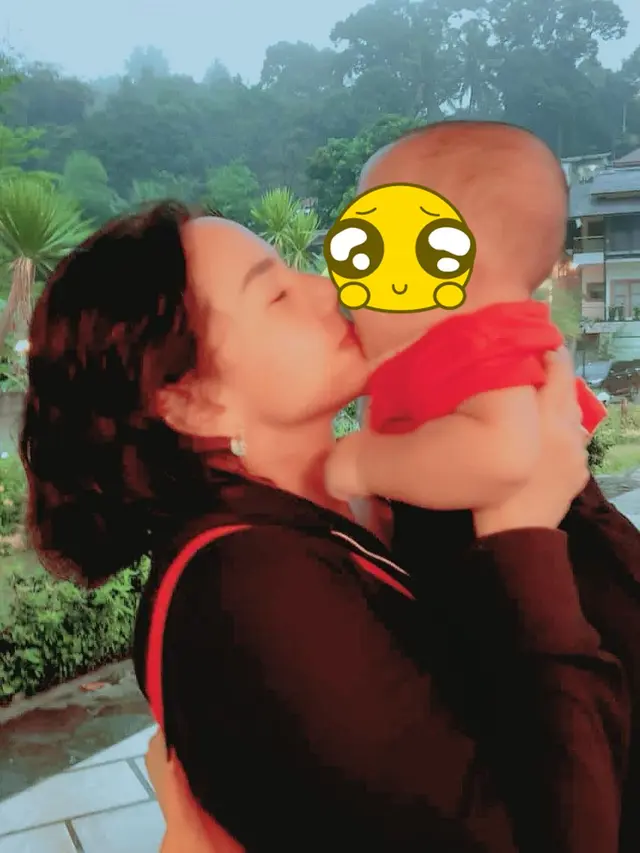 7 Potret Angelica Simperler saat Momong Anak, Curi Perhatian