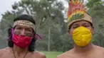 Suku Tikuna berpose mengenakan masker di tengah kekhawatiran virus corona Covid-19 di Leticia, Departemen Amazonas, Kolombia pada 8 Juni 2020. Kasus virus corona ini meningkatkan kekhawatiran akan resiko penyebaran ke masyarakat adat yang rentan dan berada di pedalaman. (Tatiana de NEVO/AFP)