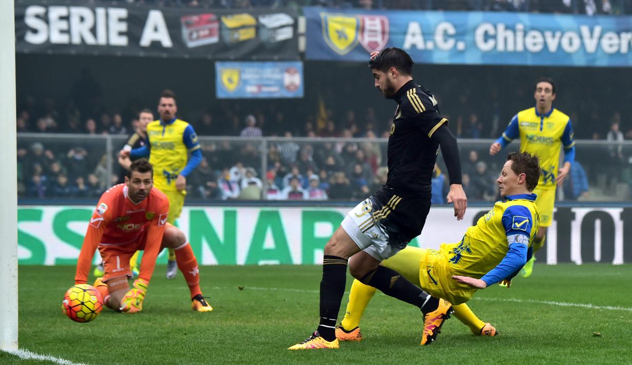 Striker Juventus, Alvaro Morata, saat mencetak gol ke gawang Chievo dalam lanjutan Serie A Italia di Stadion Marc'Antonio Bentegodi, Minggu (31/1/2016). (AFP/Giuseppe Cacace)