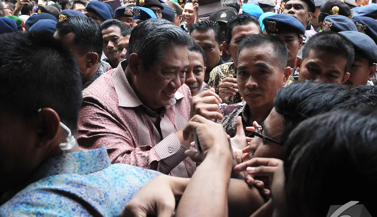 Ratusan Mahasiswa langsung menyerbu SBY untuk bisa berjabat tangan, Tangsel, Rabu (10/12/2014). (Liputan.com/Herman Zakharia)