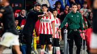 Pelatih PSV Eindhoven, Ruud van Nistelrooij, memberikan arahan kepada Erick Gutierrez dalam pertandingan PSV vs Arsenal di UEFA Europa League, Kamis (27/10/2022).