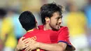 David Silva merayakan gol bersama rekannya Pedro saat melawan Kolombia pada laga Persahabatan di Estadio Nueva Condomina, Murcia, Spanyol (7/6/2017). (AP/Alberto Saiz)