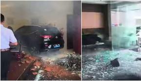 Sebuah mobil diduga lepas kendali hingga menerabas masuk ke area dalam Hotel Grand Cokro, Klaten
pada Rabu, 22 Oktober 2025 (sumber: instagram.com/andreli_4)