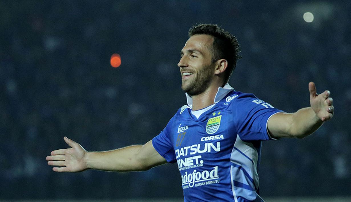 Selebrasi pemain Persib Bandung, Ilija Spasojevic, setelah mencetak gol ke gawang Persiba Balikpapan dalam turnamen Piala Presiden 2015 di Stadion Si Jalak Harupat, Bandung. Rabu (2/9/2015). (Bola.com/Peksi Cahyo)