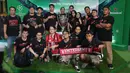Fans foto bersama trofi Liga Champions dalam acara bertajuk Meet The UEFA Champion League Trophy and Legends di MGP Space SCBD, Jakarta, Sabtu (27/4/2024). (Bola.com/M iqbal Ichsan)