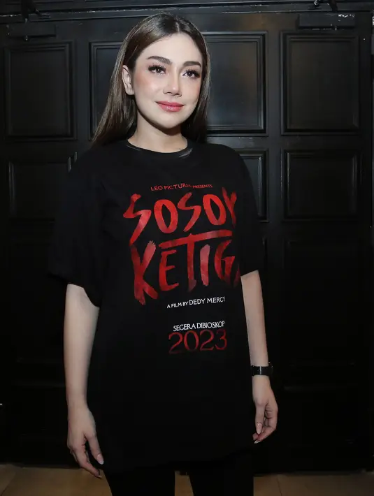 Sosok Ketiga merupakan film Indonesia bergenre drama horor yang diangkat berdasarkan kisah nyata. Bercerita tentang Persahabatan antara dua orang perempuan yang runtuh setelah berbagi suami dan rumah tangga. [Foto; Bambang E Ros/Fimela.com]