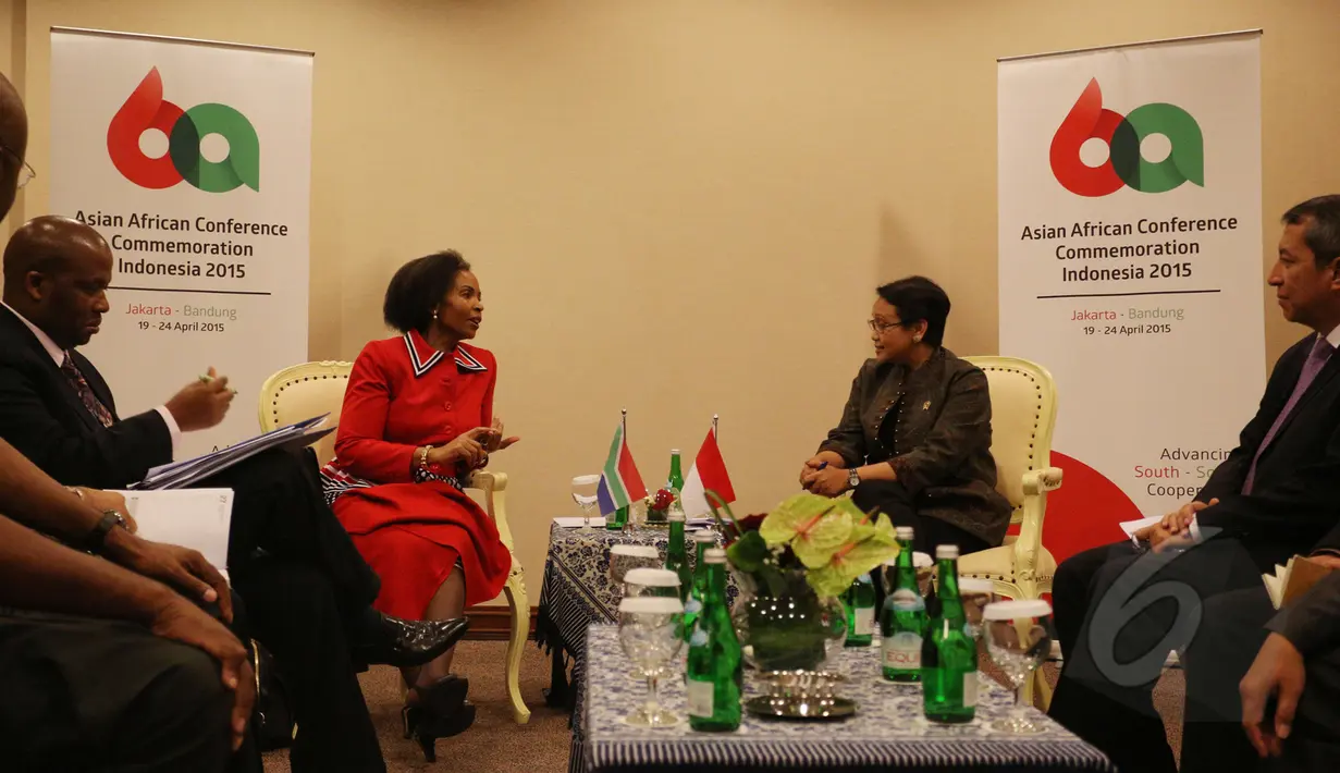 Menlu Retno Marsudi (kanan) berbincang dengan Menlu Afsel Maite Nkoana-Mashabane saat KAA ke-60 di JCC, Jakarta (19/4/2015). Pertemuan membahas ketidak hadiran Presiden Afsel Jacob Zuma akibat situasi keamanan dinegaranya.  (Liputan6.com/Herman Zakharia)