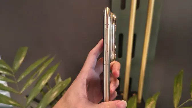 <p>Tampak sisi kanan Huawei Pura 80 Ultra. (Liputan6.com/ Anka Fergy Agustian)</p>
