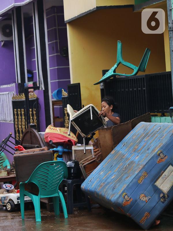Warga mengeluarkan barang-barang mereka untuk dibersihkan setelah banjir melanda perumahan Ciledug Indah, Tangerang, Senin (22/2/2021). Banjir yang menggenangi perumahan itu membuat warga mengalami kerugian cukup besar karena barang-barang berharga mereka rusak parah. (Liputan6.com/Angga Yuniar)