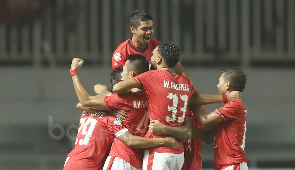 Para pemain Persija Jakarta merayakan gol Bruno da Silva Lopes ke gawang PS TNI pada laga Liga 1 2017 di Stadion Pakansari, Bogor, (8/6/2017). (Bola.com/Nicklas Hanoatubun)