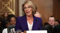 Menteri Pendidikan Amerika Serikat Betsy DeVos saat dilantik pada 17 Januari 2017. (AFP Photo/CHIP SOMODEVILLA)