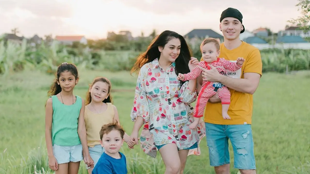 6 Potret Kedekatan Keempat Anak Stefan William, Akrab Banget