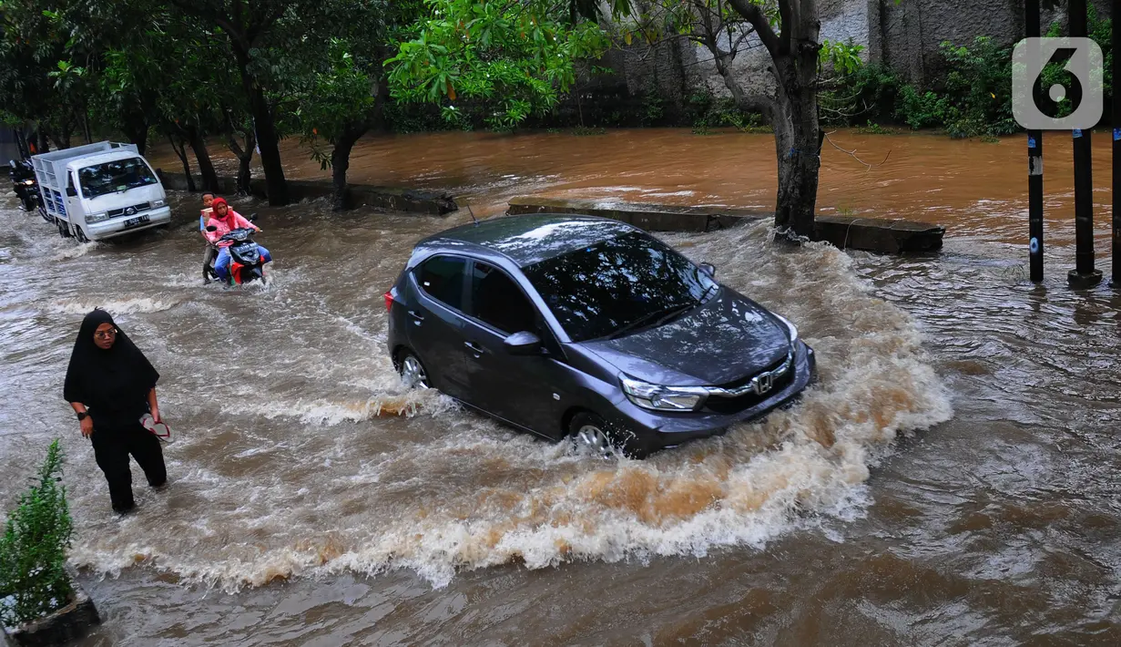 <p>Kendaraan menerobos banjir di Jalan Benteng, Duta Kranji, Kalibaru, Bekasi, Jawa Barat, Jumat (24/2/2023). Hujan yang turun di Bekasi sejak Kamis malam mengakibatkan sejumlah wilayah di Bekasi tergenang hingga lebih dari 50 cm. (merdeka.com/Imam Buhori)</p>