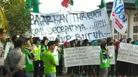 Ratusan buruh PT. Kuta Beacwear menuntut perusahaan mencairkan gaji dan THR yang belum dibayarkan. (Liputan6.com/Achmad Sudarno)