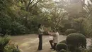 Sang kekasih melamar Elma saat matahari hendak menyingsing, membuat suasana yang hampir gelap menjadi menakjubkan. Tiga menit di Taman Zen Kuil Shisendo yang mendebarkan, di mana Ihsan berlutut sambil menyodorkan cincin kepada Elma yang terkejut tak menyangka. (Liputan6.com/IG/@elmaaa_e)